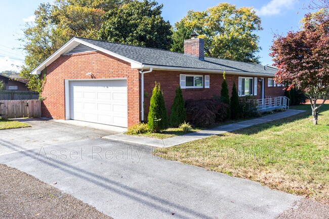 Building Photo - 7900 Livingston Dr