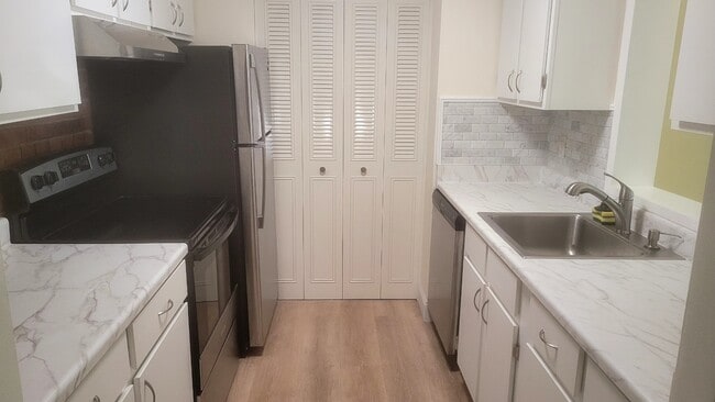 Building Photo - 25 Greentree Ln