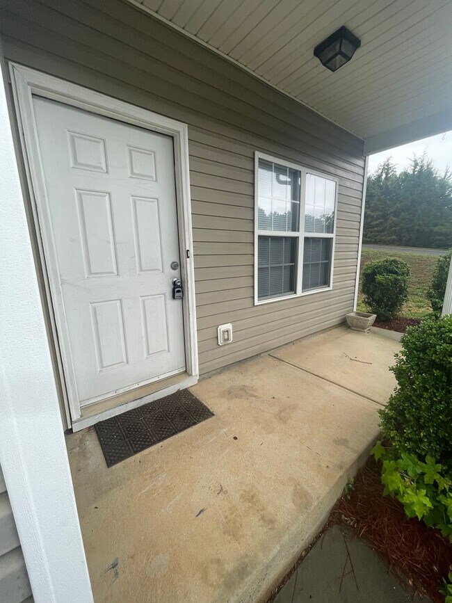 Foto del edificio - This two-story, 4-bedroom, 2-bath duplex in Fort Mill, SC sits on a corner lot