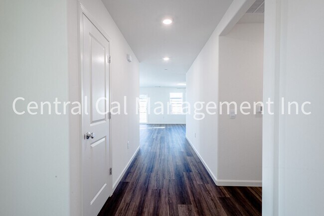 Foto del edificio - 4 Bedroom/2 Bath Home with Solar in the Desired Southwest!