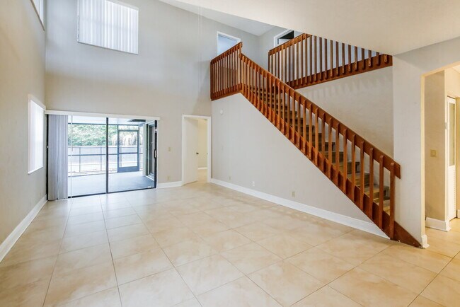 Foto del edificio - 578 Lakeside Cir