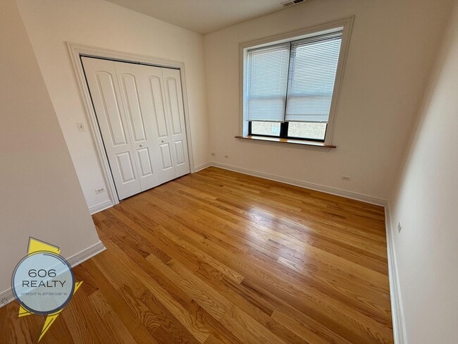 Building Photo - 5207 W Belmont Ave