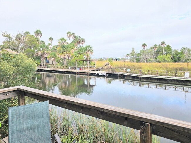 Foto del edificio - Furnished Waterfront Bungalow with Pool Access