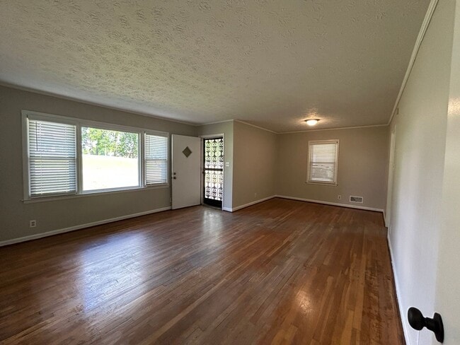 Building Photo - 1706 Dooley Ave