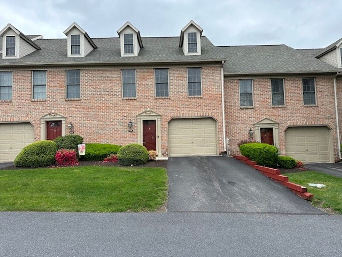 Primary Photo - Welcome to this charming 3-bedroom, 2.5-ba...