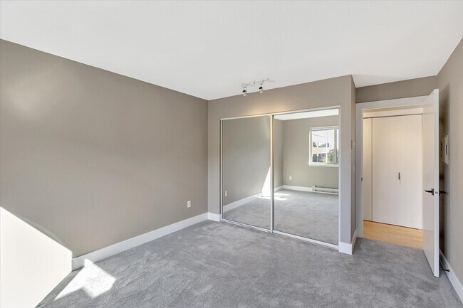 Building Photo - 275 W Roy St