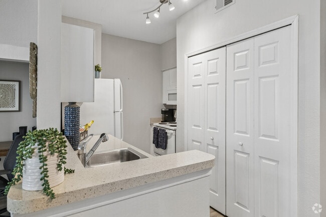 B4 2BR, 2BA - 928SF - Goldelm at Braden River