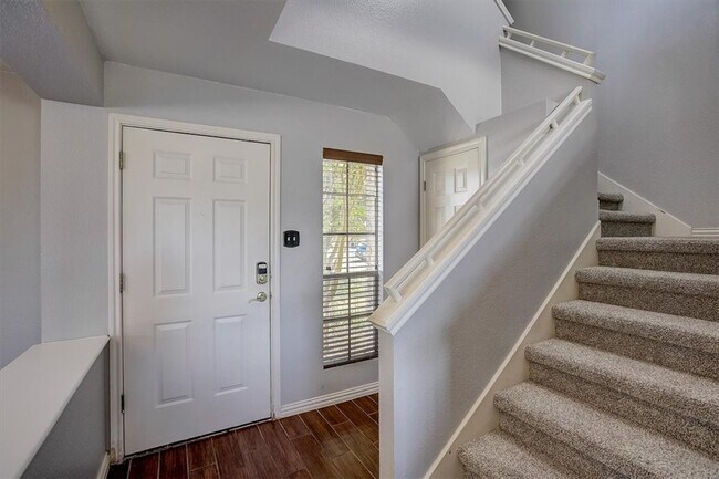Foto del edificio - 102 Clarks Grove Ln