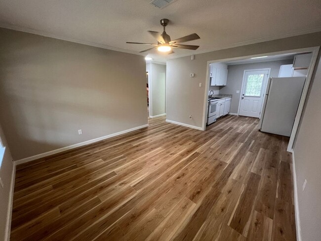 Building Photo - Pensacola - 2 Bedroom, 1 Bathroom - lawn care included