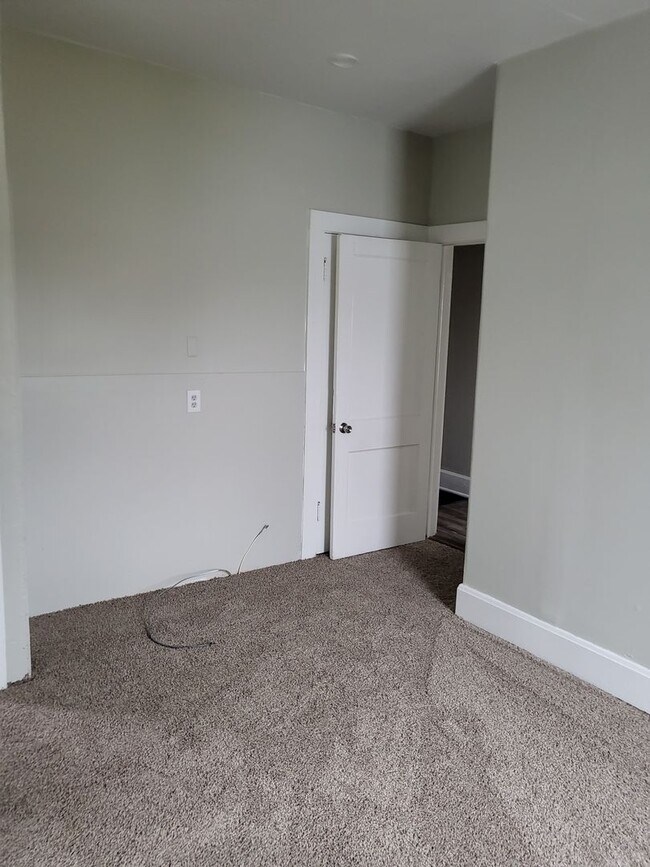 Building Photo - 4 Bed 1 bath - EHA Approved!