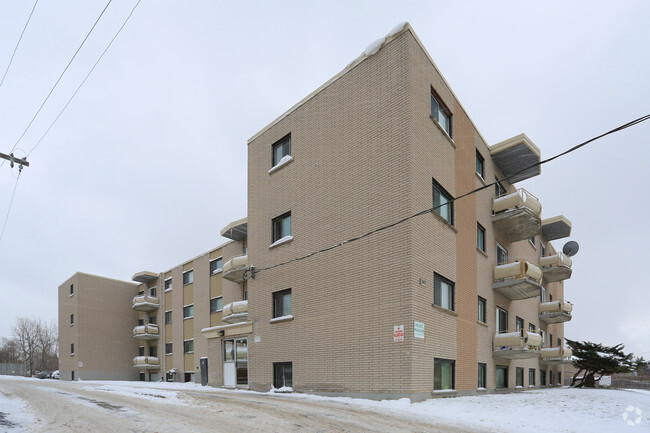Building Photo - 147-149 Fairway Rd N