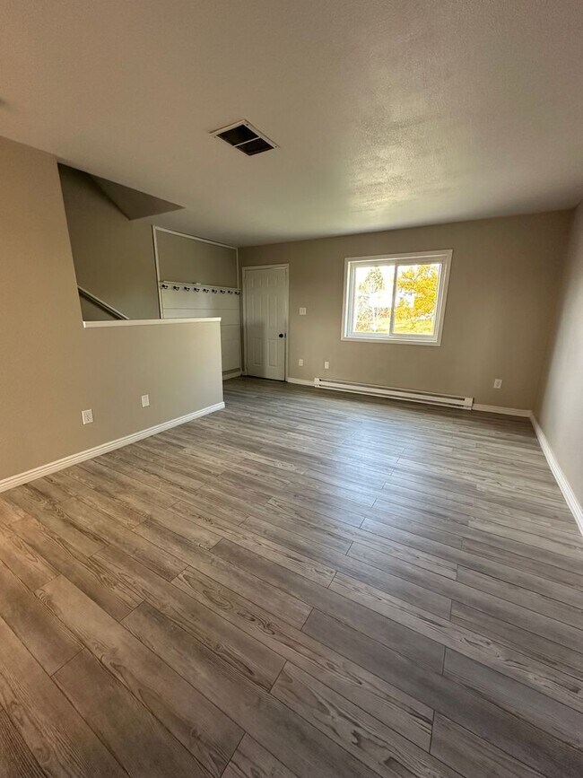 Foto del edificio - BEAUTIFULLY UPDATED 3 BEDROOM, 2 BATHROOM TWIN HOME WITH ATTACHED 1 CAR GARAGE