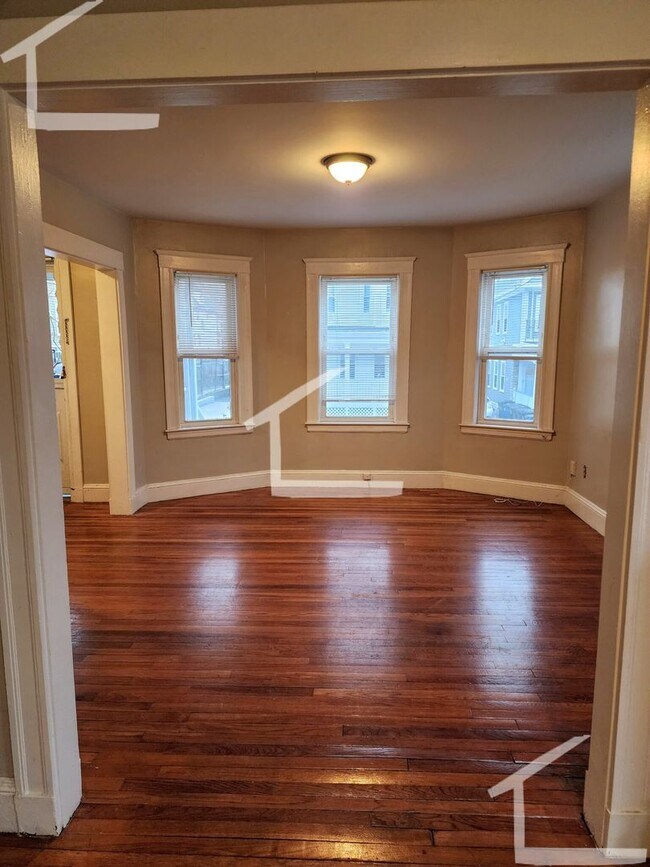 Building Photo - $500 Rebate upon closing!  Spacious, beautifully maintained apt in great area!  Large Bedrooms, L...