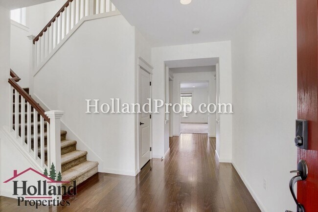 Foto del edificio - Spacious 4-Bedroom Portland Home with Fenced Yard, Fireplace & Modern Finishes!