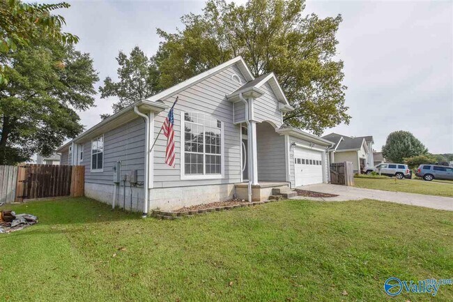Building Photo - 2542 Bonnie Oaks Dr SW