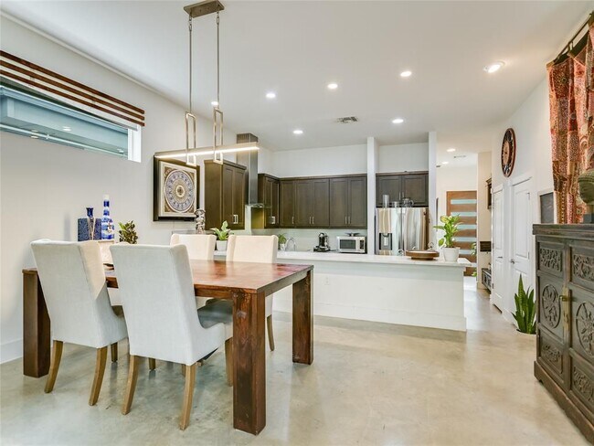 Foto del edificio - 1215 Maple Ave