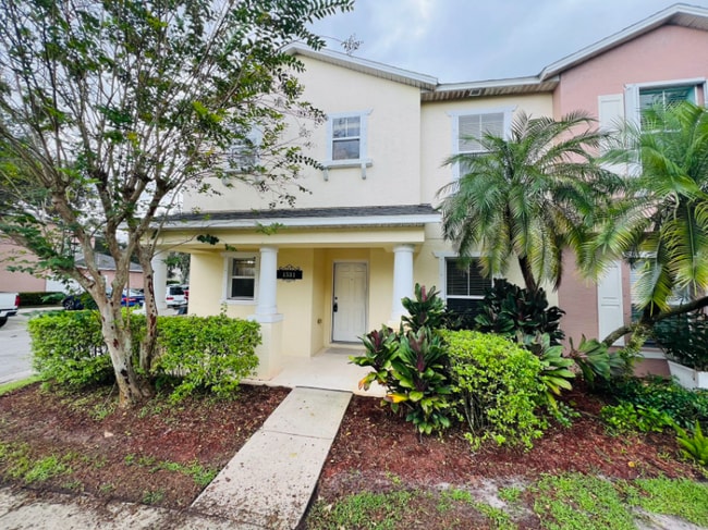Building Photo - 1531 Par Ct