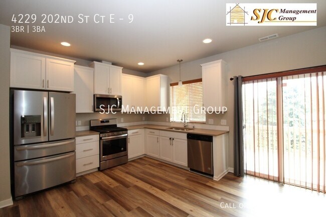 Foto del edificio - Beautiful and Modern Townhouse for Rent in...