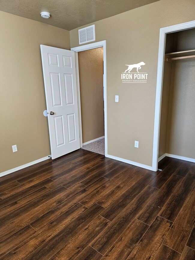 Foto del edificio - 3bed/2bath home w/bonus room, 2 car garage, fenced yard, and landscaping included.