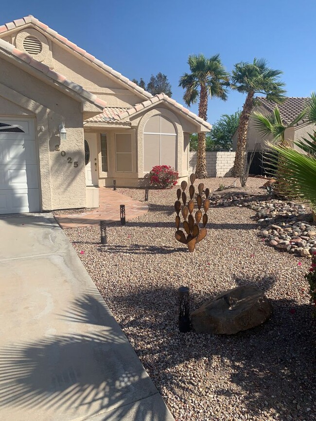 Building Photo - Gated Los Lagos Home