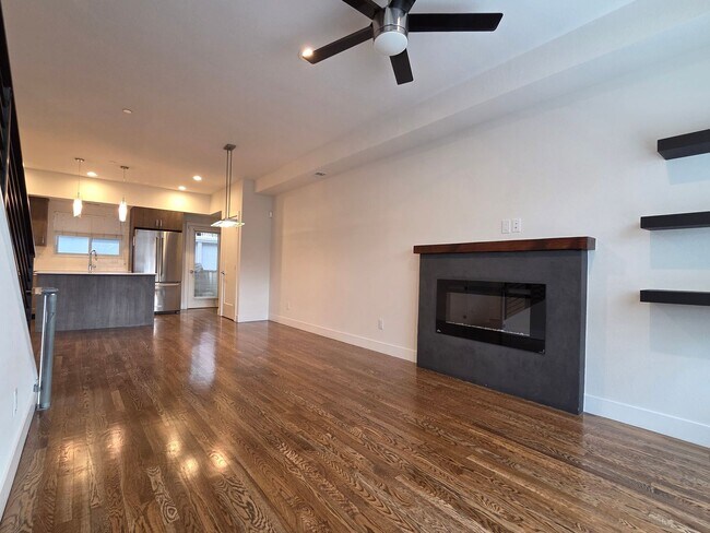 Foto del edificio - STUNNING 4-LEVEL TOWNHOME IN HIGHLANDS WITH SAUNA, 2-CAR GARAGE + AMAZING ROOFTOP DECK!