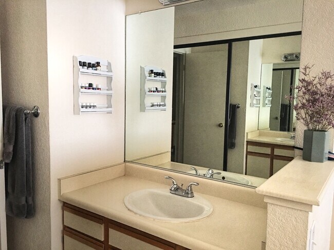 Building Photo - Great End Unit, Single Story In Gated Comm...