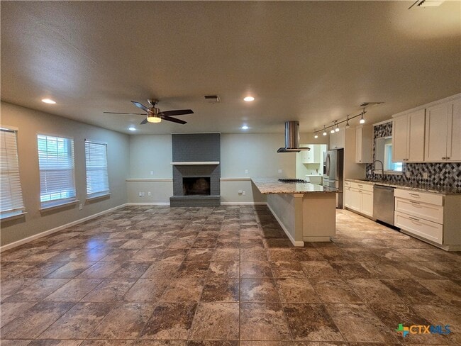 Foto del edificio - 1360 Poppy Ln