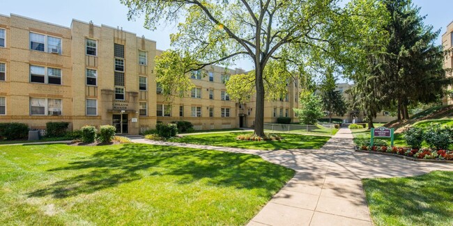 Foto del edificio - Chillum Manor Apartments