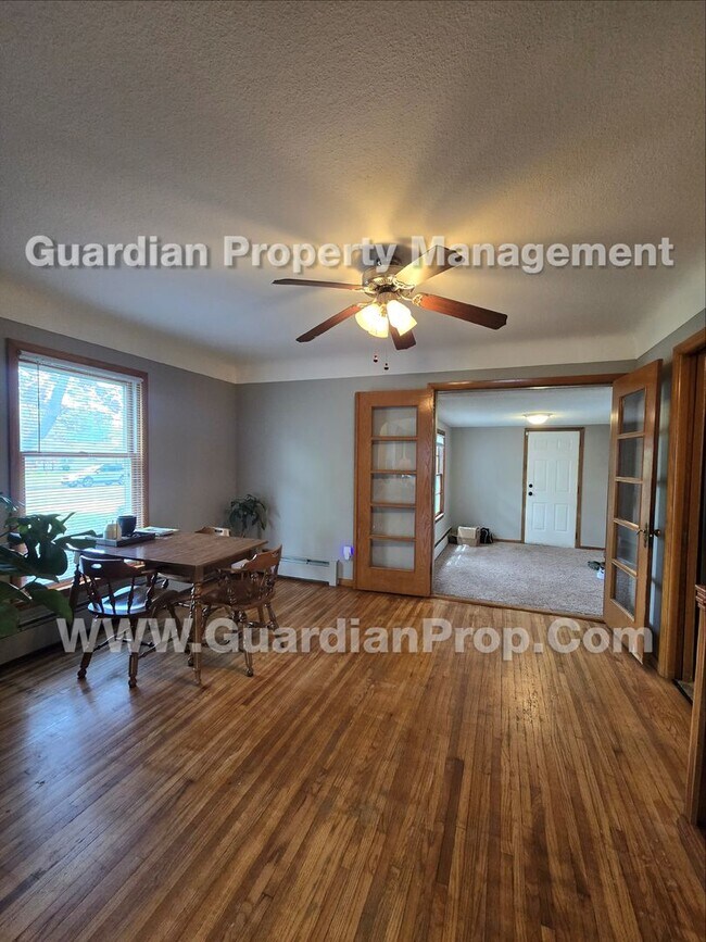 Foto del edificio - Bloomington Single Family Home, 2 Car Garage, new kitchen appliances!