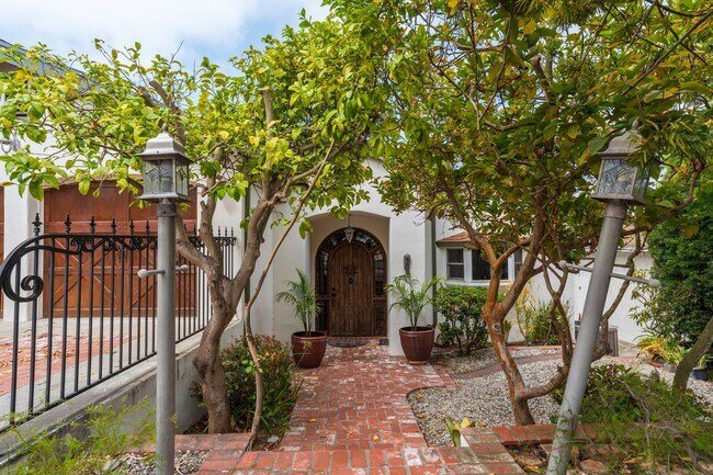 Foto del edificio - One-of-a-Kind Riviera Home Backing to El R...
