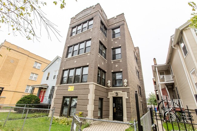 Building Photo - Large Condo Quality 4BED/2BATH GARDEN UNIT...