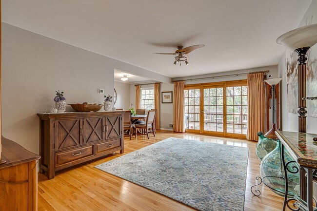 Building Photo - Charming 4 Bed SFH in Alexandria!
