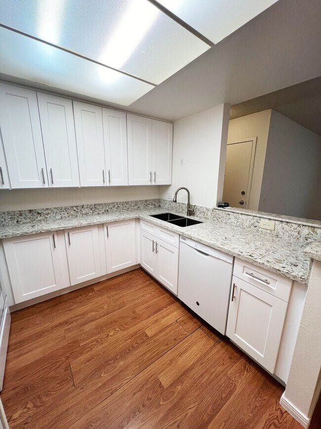 Foto del edificio - 2 Bed/ 1 Bath Newly Upgraded Condo in Miss...