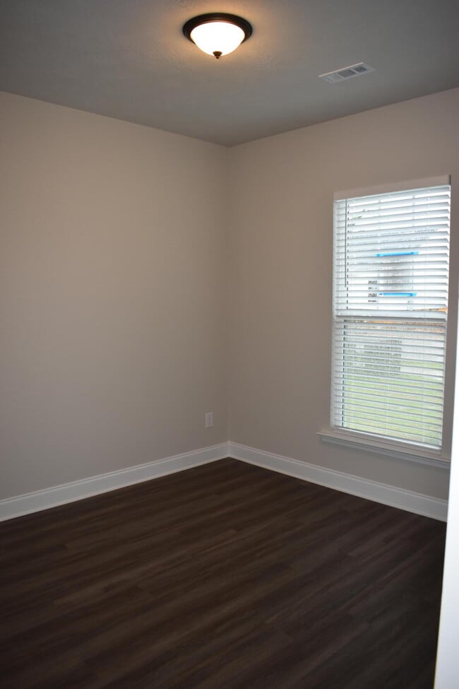 Building Photo - 554 Hardy Pt