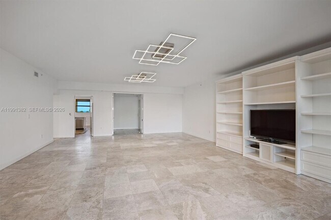 Foto del edificio - 733 Crandon Blvd