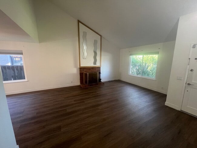 Foto del edificio - Beautiful 4 bed 2 bath home in San Jose with AC. Must See!