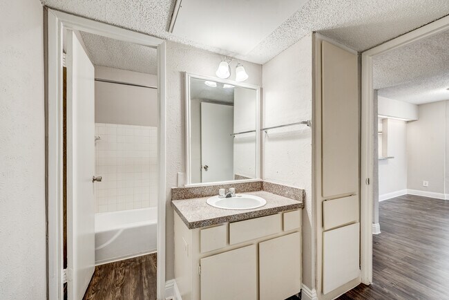 Foto del edificio - Tower Village