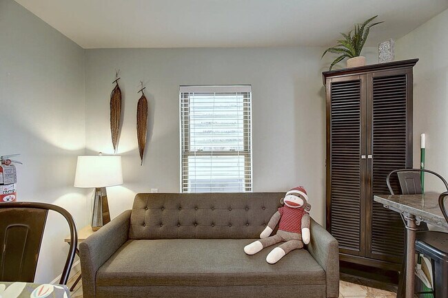 Building Photo - 134 N Alister St