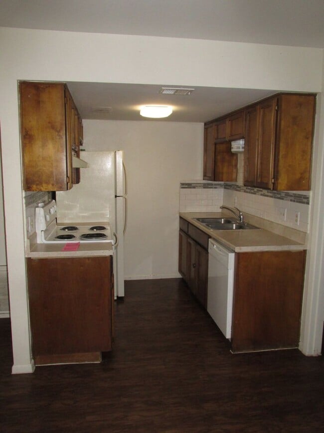 Building Photo - Crestmore 5741 Schlesinger