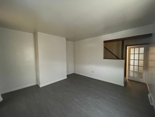 Building Photo - Available NOW-Two Bedroom, One Bath DUPLEX!