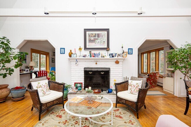 Photo - 145 Pembroke Dr House