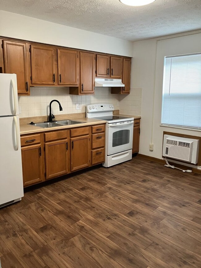 Building Photo - Spacious 2-Bedroom Living in a Quiet Community!