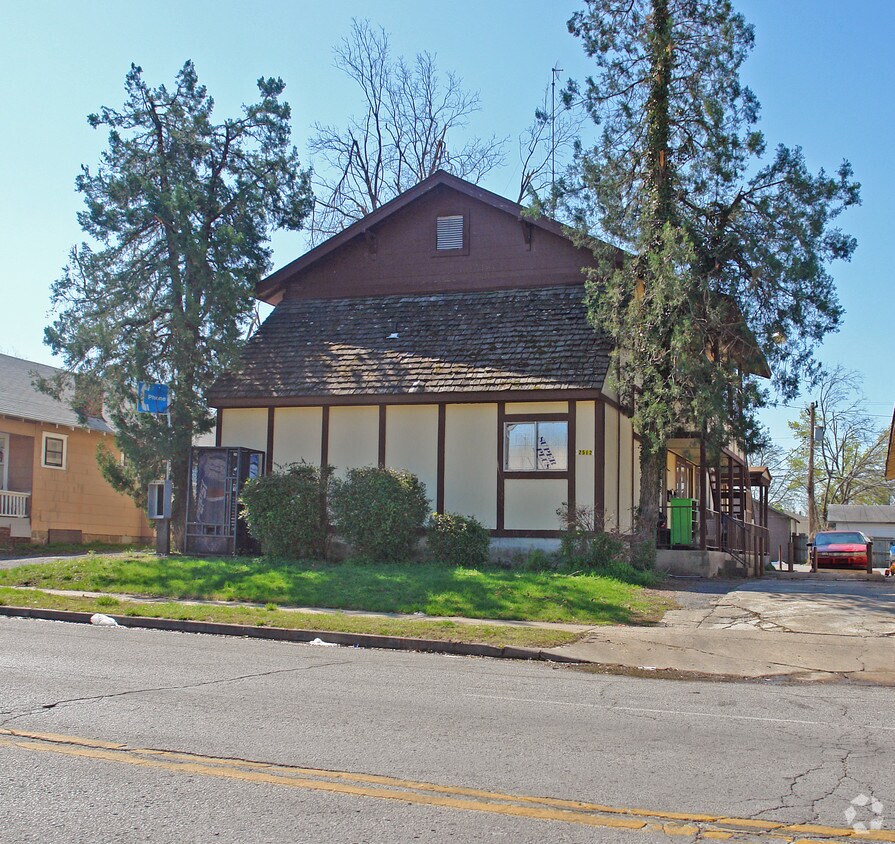 Foto del edificio - 2512 E 6th St