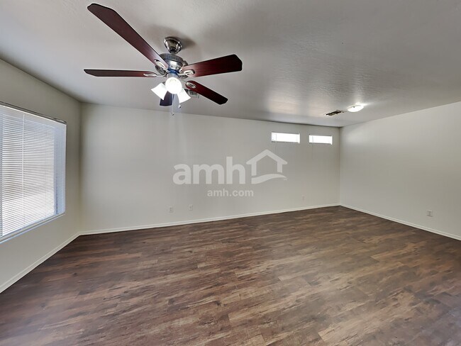Foto del edificio - 12401 W Valentine Ave