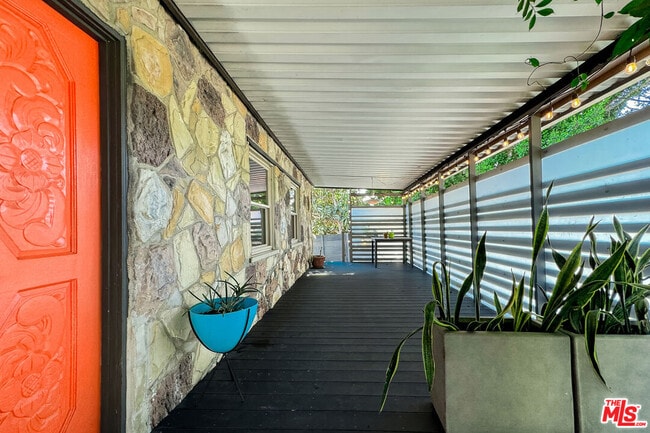 Foto del edificio - 846 Silver Lake Blvd