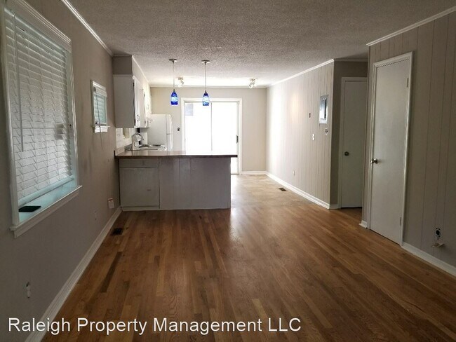 Building Photo - 1404-1406 Varsity Dr