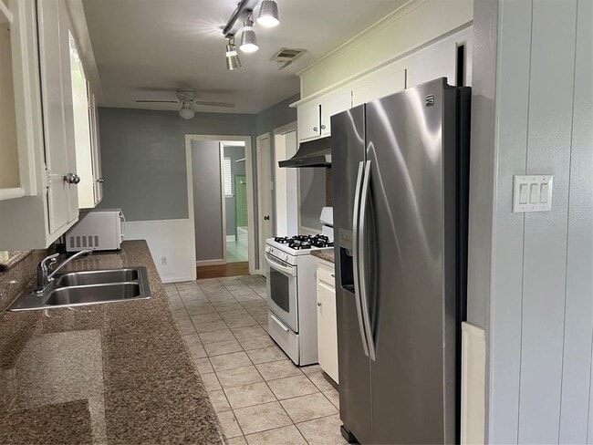 Building Photo - 7102 Sharpview Dr