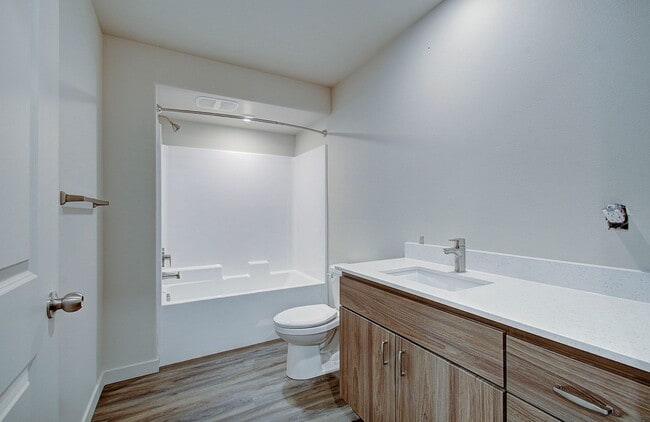 Building Photo - 404 NE 117th Ave