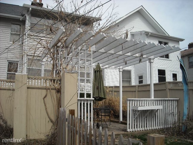 Building Photo - 3 br, 1 bath House - 139 E. Lakeview Av.
