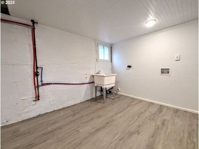 Building Photo - Craftsman style custom home in downtown La Grande